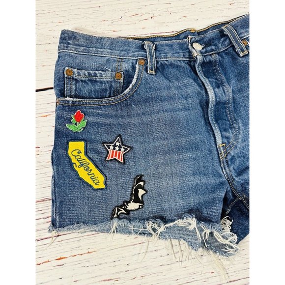 Levis 501 Blue Jean Shorts Patches Womens Size 31 Mid Rise Denim 2.5” Inseam - Picture 4 of 8